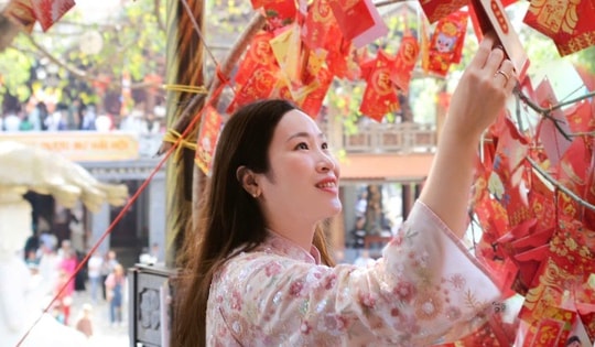 Mùng 1 Tết, người dân phố núi đi chùa cầu bình an