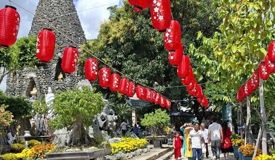 Du xuân thăm ngôi chùa làm bằng vỏ ốc độc đáo ở miền Trung