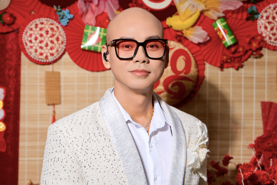 Nam ca sĩ Việt kiếm tiền hàng năm nhờ một bản hit 'quốc dân' giờ ra sao?