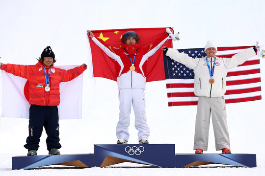 Su Yiming vô địch trượt ván trên tuyết tại Thế vận hội Mùa đông 2026