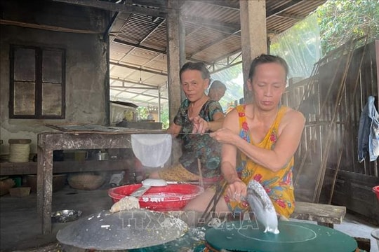 Giữ lửa cho làng nghề bánh tráng hơn 300 năm tuổi ở Cố đô Huế