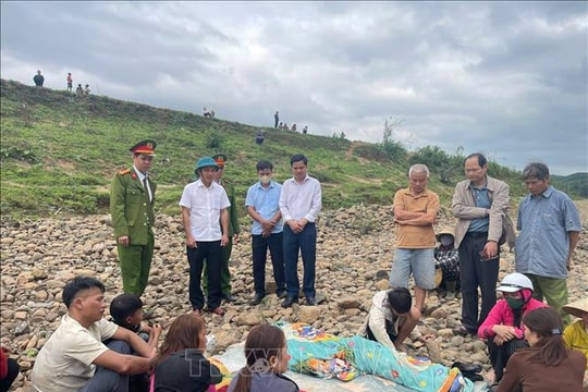 Tìm thấy thi thể hai người bị đuối nước mất tích ở đê Cà Giang