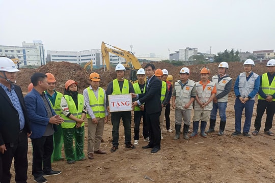 Động viên, tặng quà công nhân thi công xuyên Tết tại các dự án hồ điều hòa