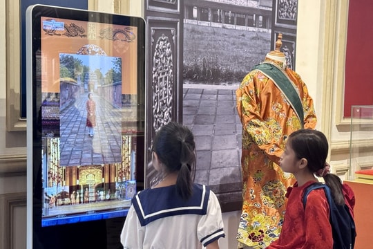 Người trẻ đưa Việt phục trở lại đời sống