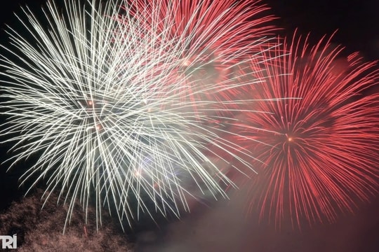 Video máy bay cất cánh lúc Giao thừa, pháo hoa rợp trời ở Việt Nam gây sốt