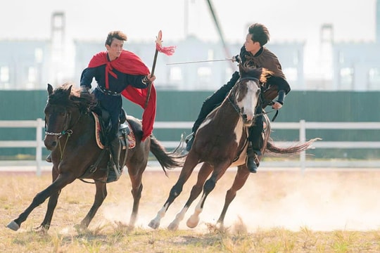 Những 'kỵ sĩ chân đất' xuống phố huấn luyện đàn ngựa tiền tỷ