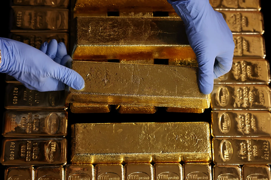 Giá vàng thế giới thấp nhất nửa tháng