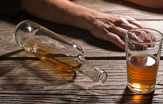 Uống nhiều nước để đào thải cồn nhanh?