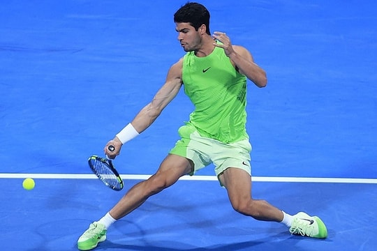 Alcaraz cứu set-point, thắng trận thứ 150 trên sân cứng