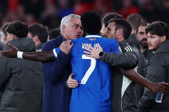 Vinicius tố cáo bị phân biệt chủng tộc, trận đấu hoãn 10 phút