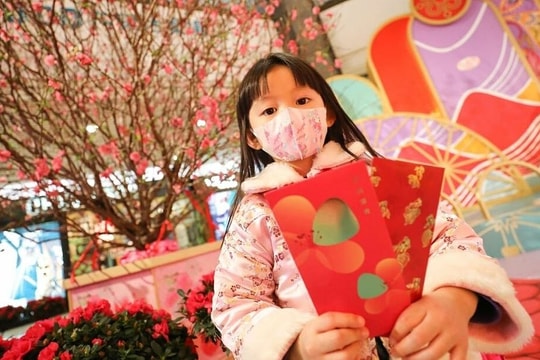 Tôi 'chẳng giống ai' khi cho con lớp 6 giữ hết tiền lì xì