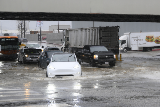 California hứng mưa lớn, nguy cơ ngập lụt diện rộng