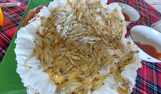 Đặc sản bánh tráng cá cơm ở vùng biên viễn