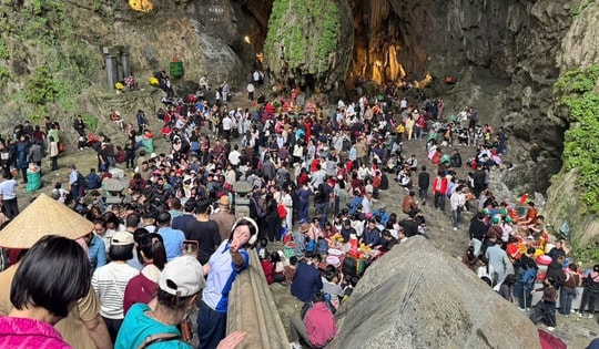 2 vạn khách du xuân, trẩy hội chùa Hương ngày mùng 2 Tết