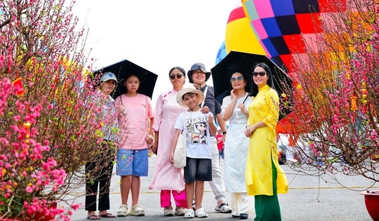 Những điểm đến hút khách du xuân mùng 2 Tết ở TPHCM