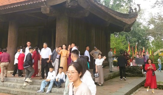 Khách du lịch tấp nập đến các điểm du lịch nổi tiếng ở Thanh Hóa du Xuân