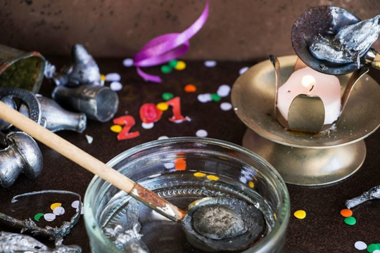 Từ đập đĩa đến đốt hình nộm: Thế giới đón năm mới kỳ lạ thế nào?