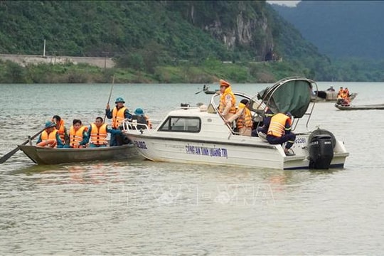 Hỗ trợ thân nhân nạn nhân vụ lật thuyền trên sông Gianh