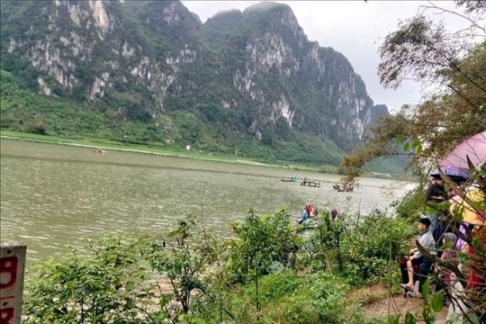 Lật thuyền trên sông Gianh làm 2 người tử vong, 2 người mất tích