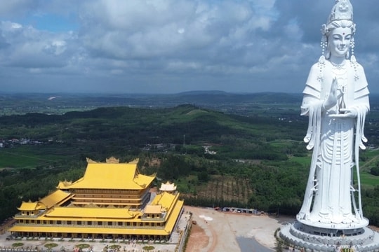 Hàng nghìn người chiêm bái tượng Quan Âm cao nhất Đông Nam Á