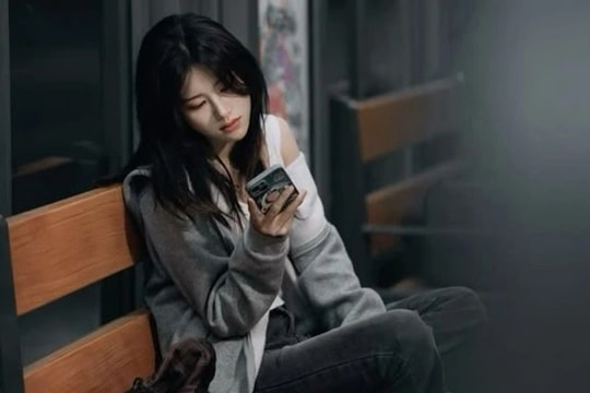 Mùng 3 Tết, tôi sốc khi phát hiện chồng nhắn tin than buồn vì vắng em dâu