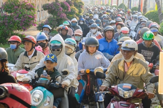 Hàng vạn người dân đổ về "nóc nhà" miền Tây