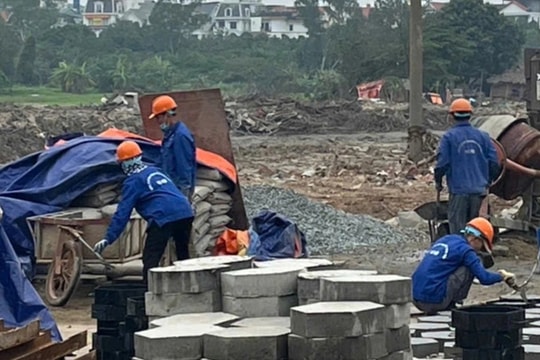 Công nhân hăng say làm việc ngày Tết, nhận tiền lương gấp 3 lần