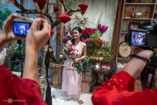 Quán cà phê tạo 'rừng' hoa tươi cho khách check in ở Hà Nội