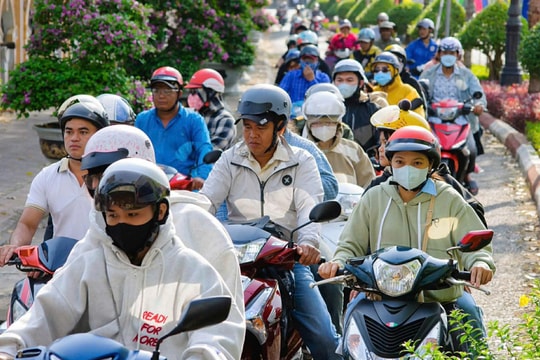 Hàng chục nghìn khách đổ về 'nóc nhà' miền Tây đầu năm