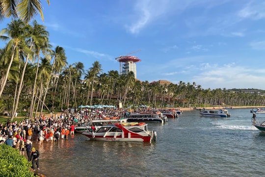 Cáp treo Hòn Thơm gặp sự cố, hàng nghìn khách phải về bờ bằng canô