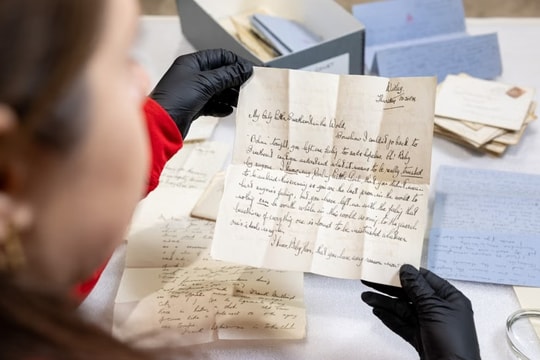 Bí mật mối tình vụng trộm hơn 100 năm trước trong hộp giày cũ