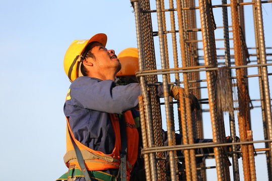 Nhà thầu xây dựng giảm hơn nghìn tỷ doanh thu do 'sai sót in ấn'