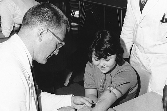 Những đột phá vaccine diễn ra vào năm Ngọ