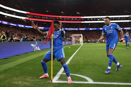 Benfica đáp trả cáo buộc phân biệt chủng tộc với Vinicius