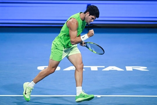 Alcaraz, Sinner vào tứ kết Qatar Mở rộng