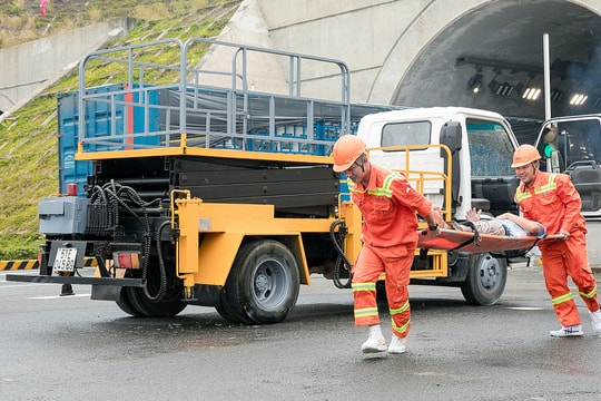 Nghề 'gác cổng sự sống' trong hầm đường bộ