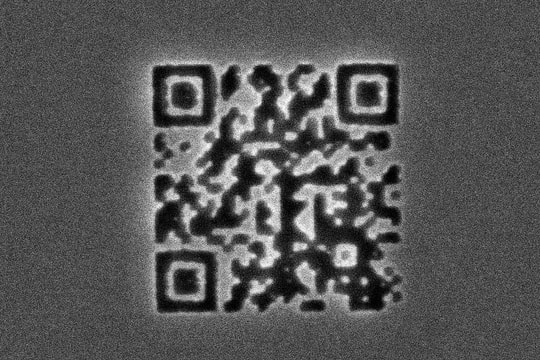 Mã QR nhỏ hơn vi khuẩn lập kỷ lục thế giới