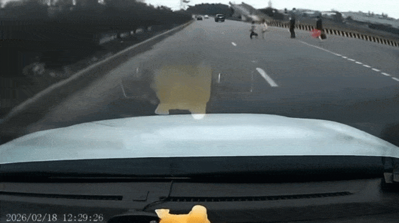 Hai đứa trẻ lao qua đường lúc ôtô lao tới