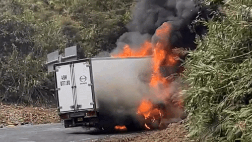 Xe tải cháy ngùn ngụt trên đèo Khánh Lê