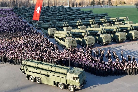 Triều Tiên ra mắt pháo phản lực mang được đầu đạn hạt nhân