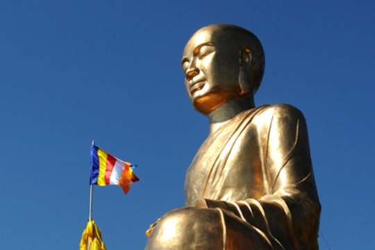 Vị vua tuổi Ngọ nào được suy tôn là Phật hoàng?