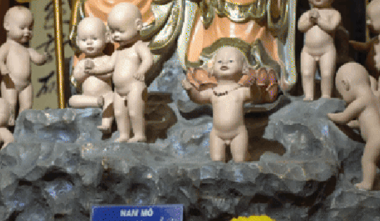 VIDEO: Ngôi chùa ở TP HCM tổ chức tết Trung thu cho những hương linh bé bỏng