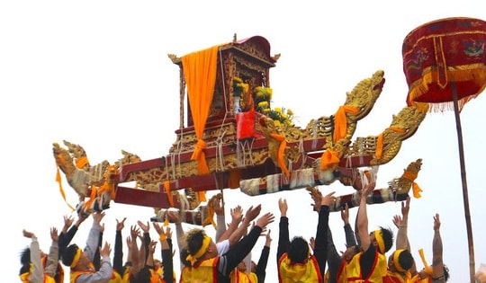 Độc đáo màn rước kiệu “bay” ở lễ hội Đền Cờn