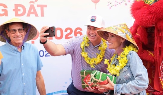 Hình ảnh tàu du lịch hạng sang đưa gần 600 khách “xông đất” Đà Nẵng