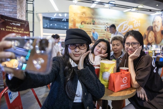 Phim của Trấn Thành phủ rạp, khán giả TP.HCM chen chân mua vé