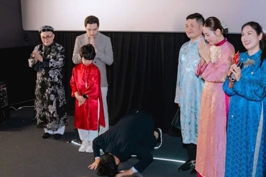 Tổng giám đốc Lotte Entertainment Vietnam quỳ lạy gây bàn tán