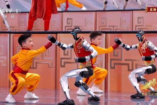 Robot Trung Quốc gây sốt đêm Giao thừa: Công ty nào sản xuất, giá bao nhiêu?