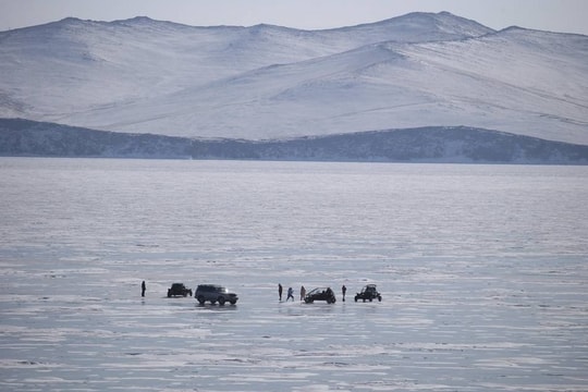 Nga: Xe chìm xuống hồ sâu nhất thế giới, du khách Trung Quốc nghi thiệt mạng
