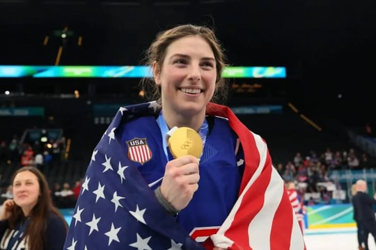 Cái kết đẹp như mơ của đội trưởng khúc côn cầu trên băng Mỹ tại Olympic 2026