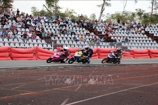 Các vận động viên tranh tài ở Giải đua xe mô tô sân tròn cúp vô địch quốc gia